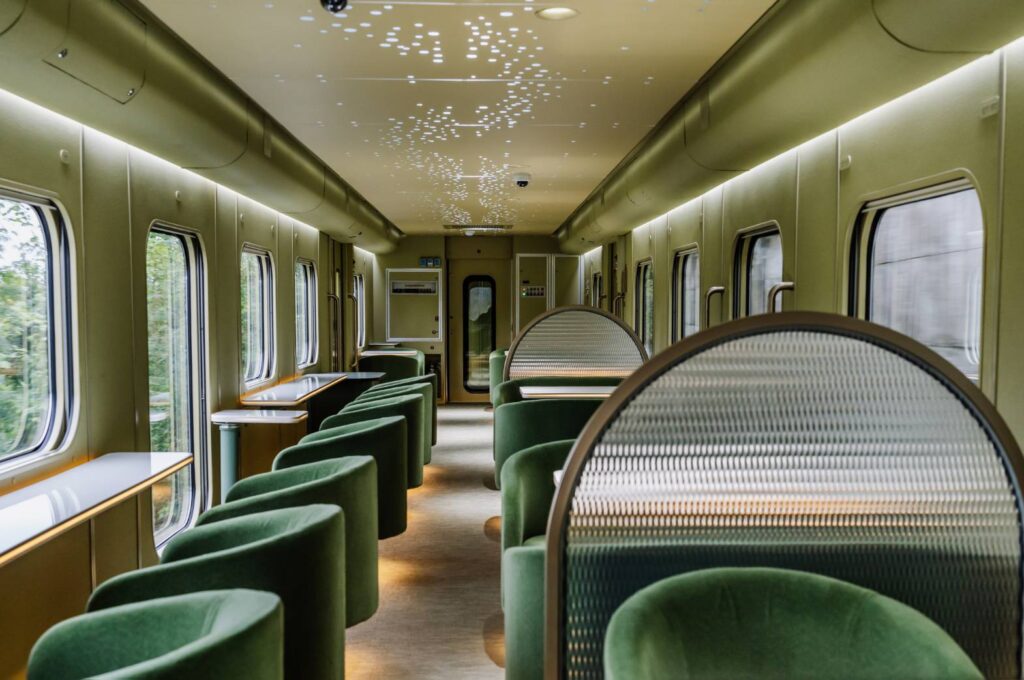 ▲臺鐡山嵐號觀光列車內裝典雅且具時尙感。(圖/臺鐡公司 提供)