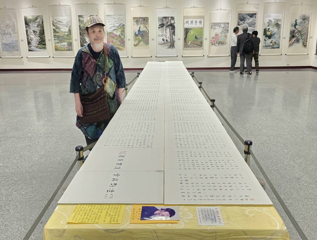 ▲書法家陳文樹老師，書寫5千多字的金剛經經文，並編撰成冊，在展場擺設展示，成為觀者關注的亮點。（記者 詹佳綺/攝）