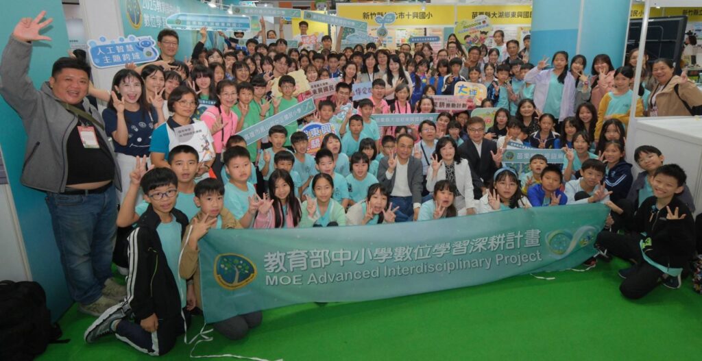 ▲出席活動的主協辦方與師生們開心合影留念。(圖/教育部 提供)