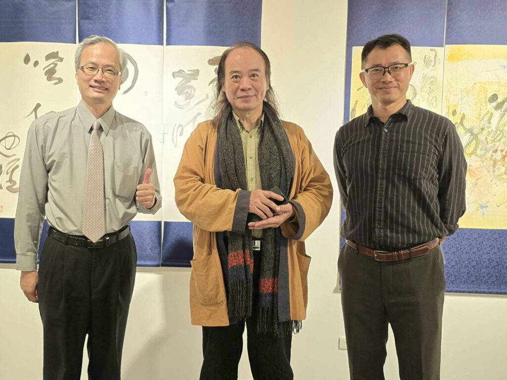 ▲彰化生活美學館館長尹彙武(左起)藝術家李憶含老師及彰化生活美學館秘書李明俊,展場開心合影留念,並祝願展覽順利圓滿成功。(記者 詹佳綺/攝)