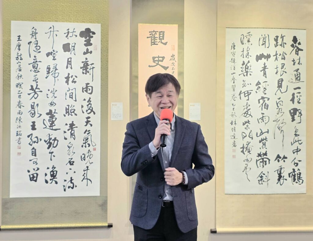 ▲華梵大學人文與藝術學院院長黃智陽指出，這次的國際聯展開幕式能邀集到這麽多的書界名家大師與書會領導人出席，足見書法教學研究學會理事長陳泱昭的紮實人脈與書會策畫的魄力。（記者 詹佳綺/攝）