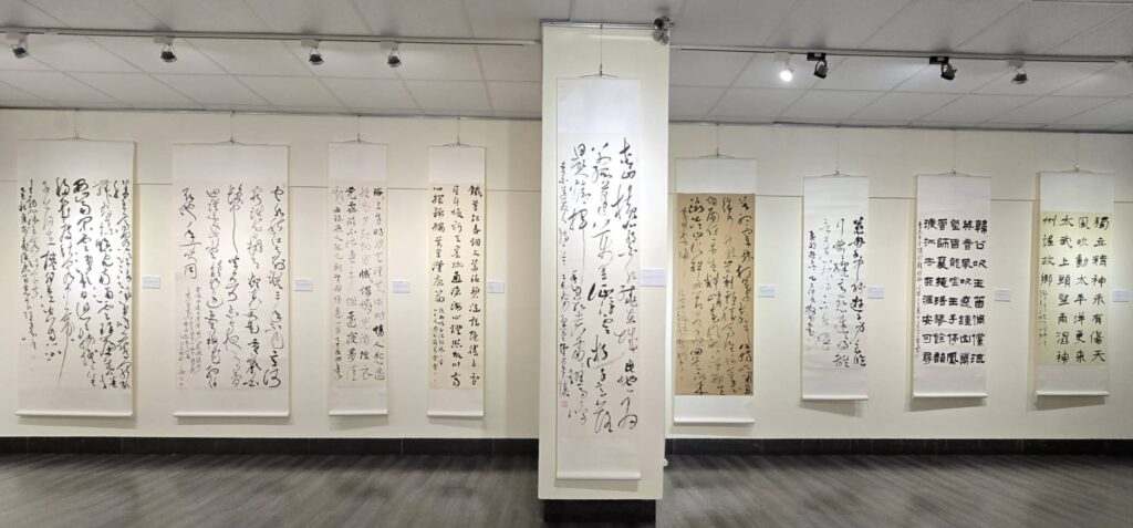 ▲來自江蘇參展的書法家，展現一脈相承的書藝，文字的洗練與氣勢，格外令觀者在驚嘆之餘並給予正面評價。（記者 詹佳綺/攝）