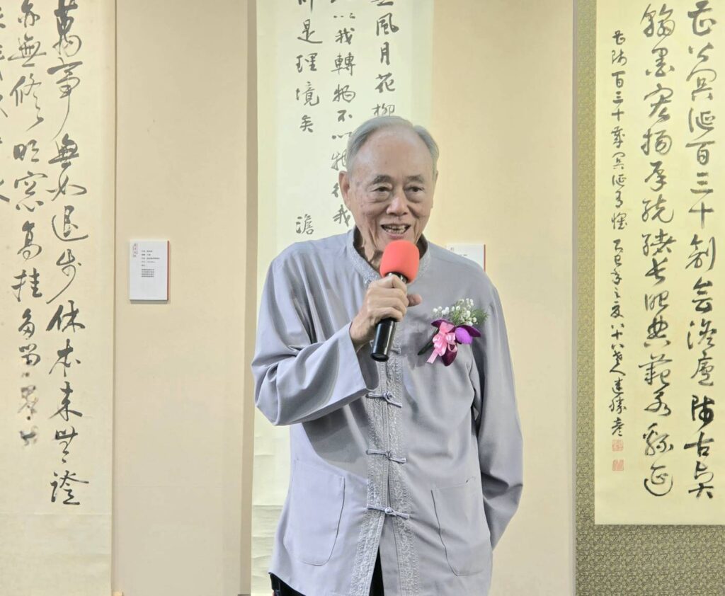 ▲澹廬書會名譽理事長連勝彥致詞時表示，曹公的訓示要寫字的同時還要多讀書，讓一個人的修身養性功夫得以具體彰顯。（記者 詹佳綺/攝）
