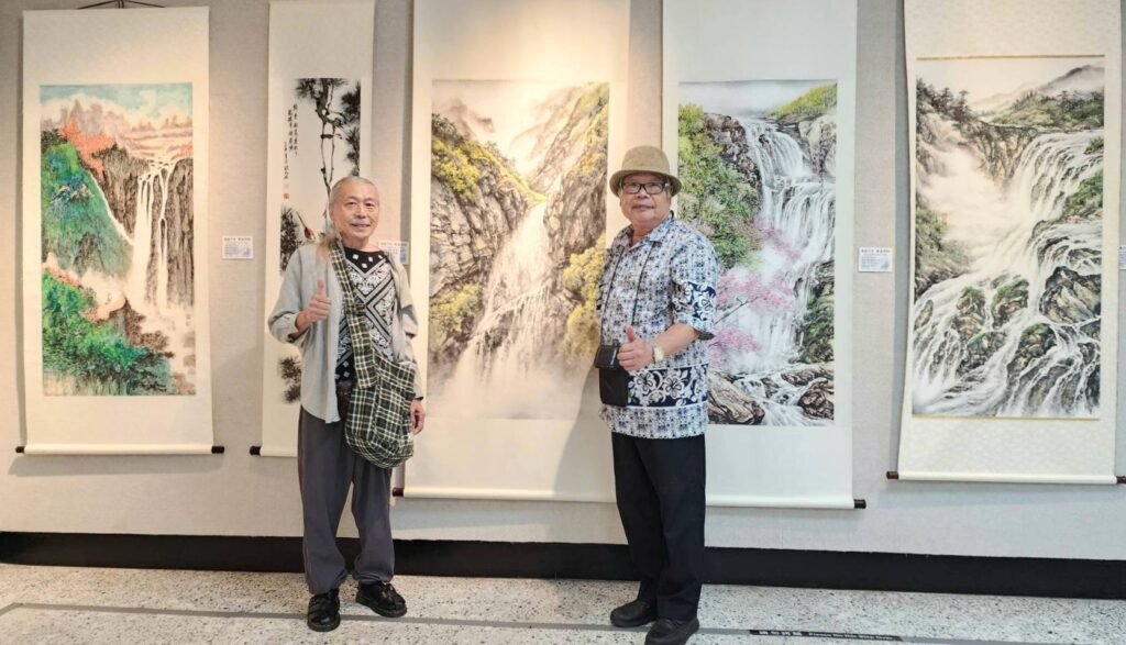 ▲以水墨畫創作見長的張清宗（左）與賴文森，作品在深摯筆觸中猶見天地之深邃寬廣。（記者 詹佳綺/攝）