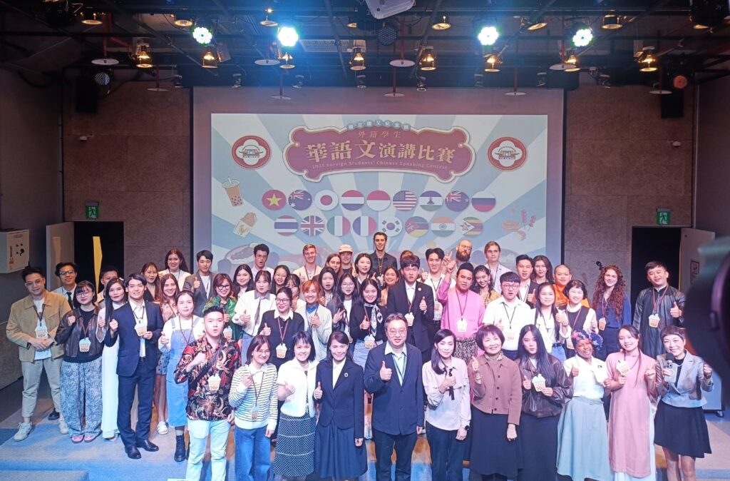 國父紀念館「2025外籍學生華語文演講比賽」國父紀念館代理副館長邱文志研究員(中)與全體參賽同學合影。（記者 陳安婷/攝）