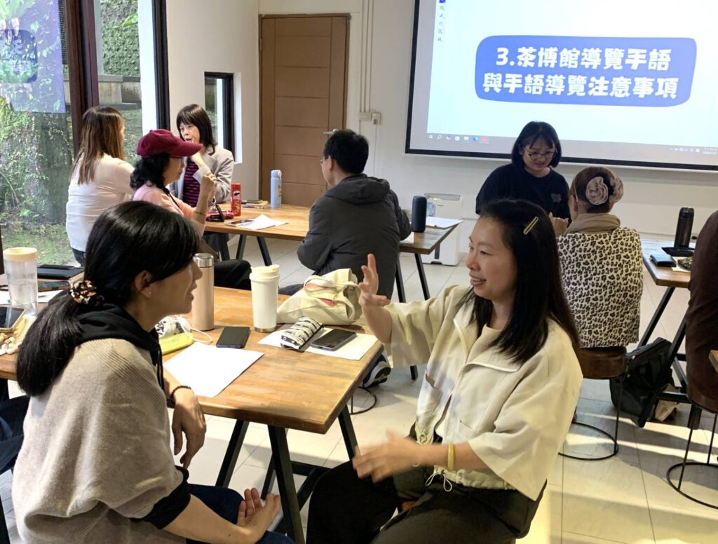 ▲學習手語的課程引起民眾的高度興趣。（圖/新北市文化局 提供）
