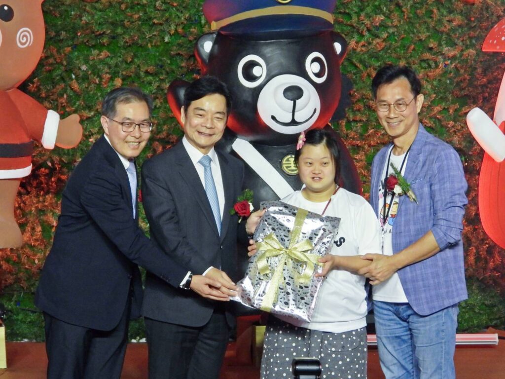 公益點燈活動現場充滿溫馨氣氛。(圖/臺鐵公司提供)