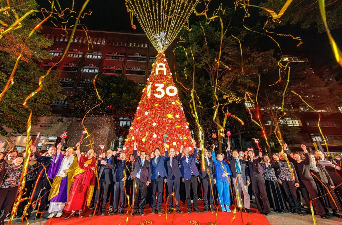 雙春金蛇年  最高火紅15米聖誕樹綻放光亮  簡文秀國北教大歡唱平安祈福   散播感恩和平