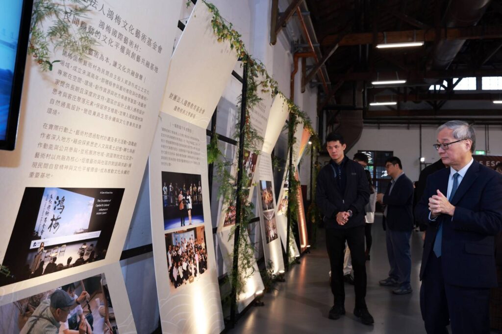 ▲李遠部長（右）觀看現場的展示資料。（圖/文化部 提供）