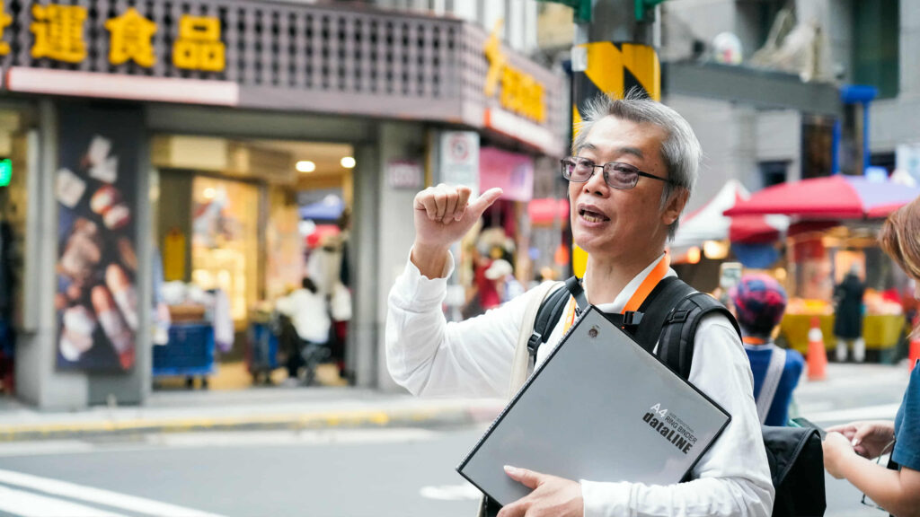 專業導覽引領城中走讀，探秘古蹟建築與特色老店，認識臺北故事。（圖/國家攝影文化中心提供）