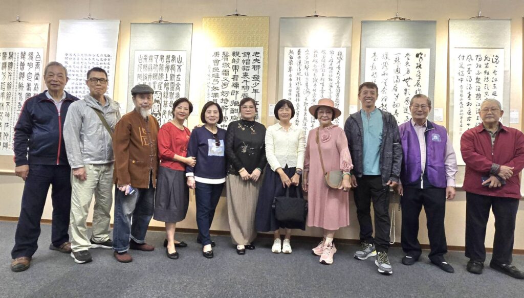 ▲中華民國書法教學研究學會的理監事們在開幕式展場合影留念。（記者 詹佳綺/攝）