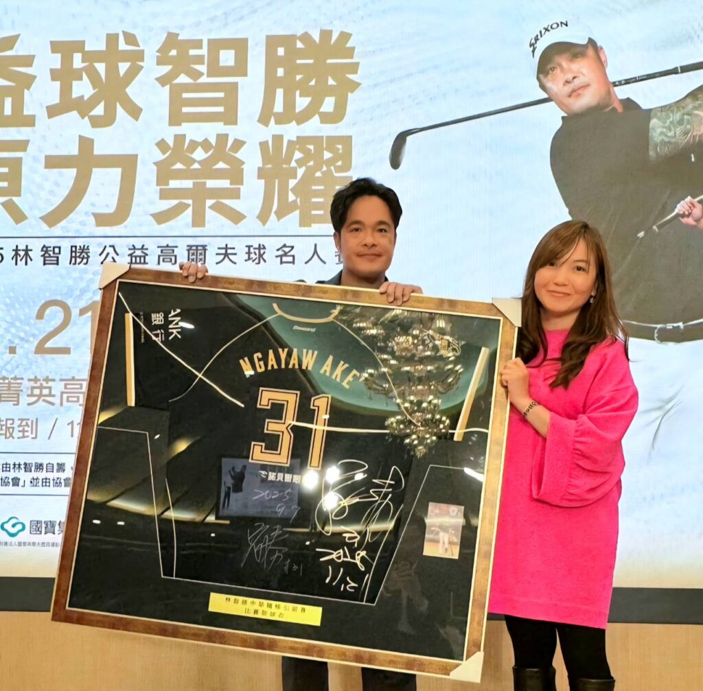▲宏利發建設楊雅婷董事長（右）參加棒球的公益活動，購買球星林智勝引退賽球衣，並將費用會捐給偏鄉孩子棒球使用，此一善心公益之義舉備受肯定，兩人並開心合影留念。（圖/宏利發建設 提供）