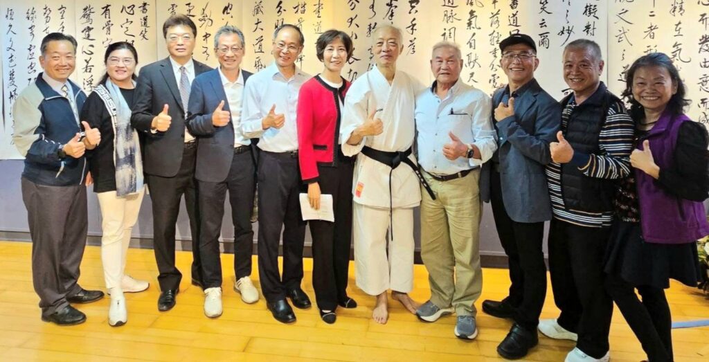 ▲多位貴賓與業界領導人開幕式後與鄭茂林合影留念,場面熱烈。(記者 詹佳綺/攝)