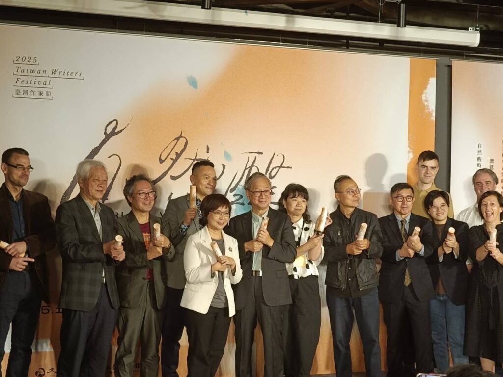 ▲主辦單位與國內外知名作家慶祝首屆臺灣作家節活動。（記者 辛澎祥/攝）