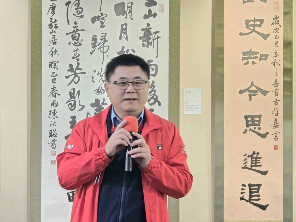 ▲澹廬書會理事長林俊光說明這次與書法教學研究學會配合展覽檔期的過程，認為兩會的合作與交流情誼，未來將更加緊密。（記者 詹佳綺/攝）