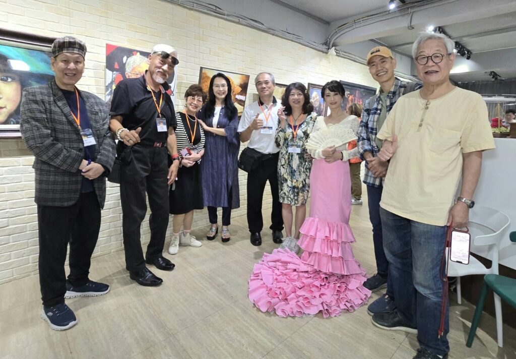▲呂瓊慧個展開幕式，藝術界人士齊聚一堂，多位致詞貴賓及老友們並於展場開心合影留念。（記者 詹佳綺/攝）