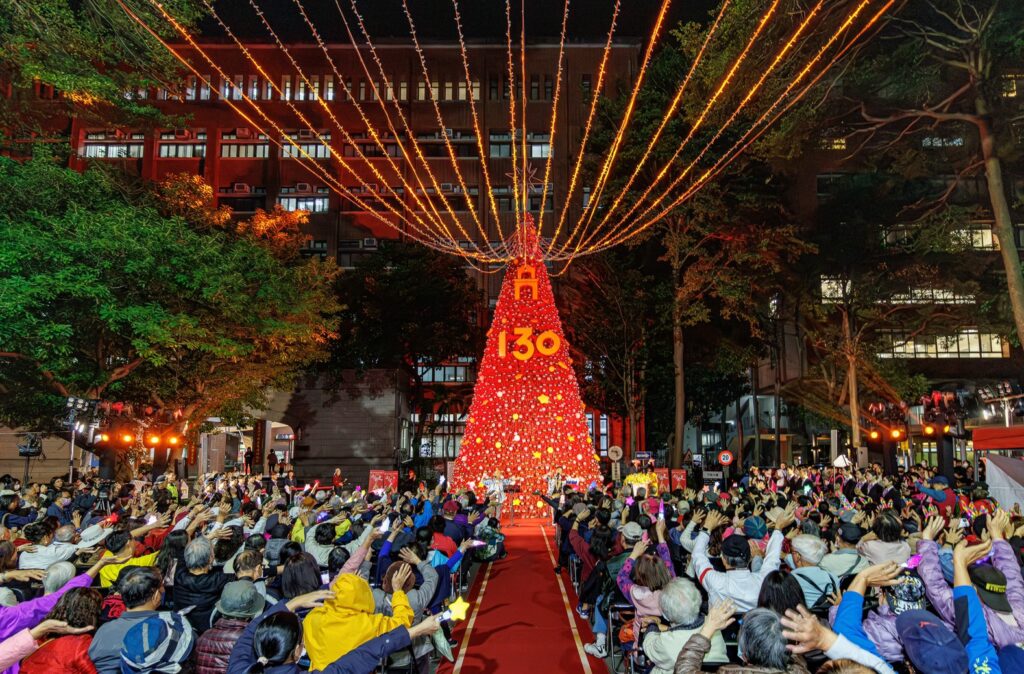 ▲出席活動的現場來賓給著歌聲節奏同步歡唱，台上台下打成一片，熱鬧歡樂。（圖/億光文化基金會 提供）