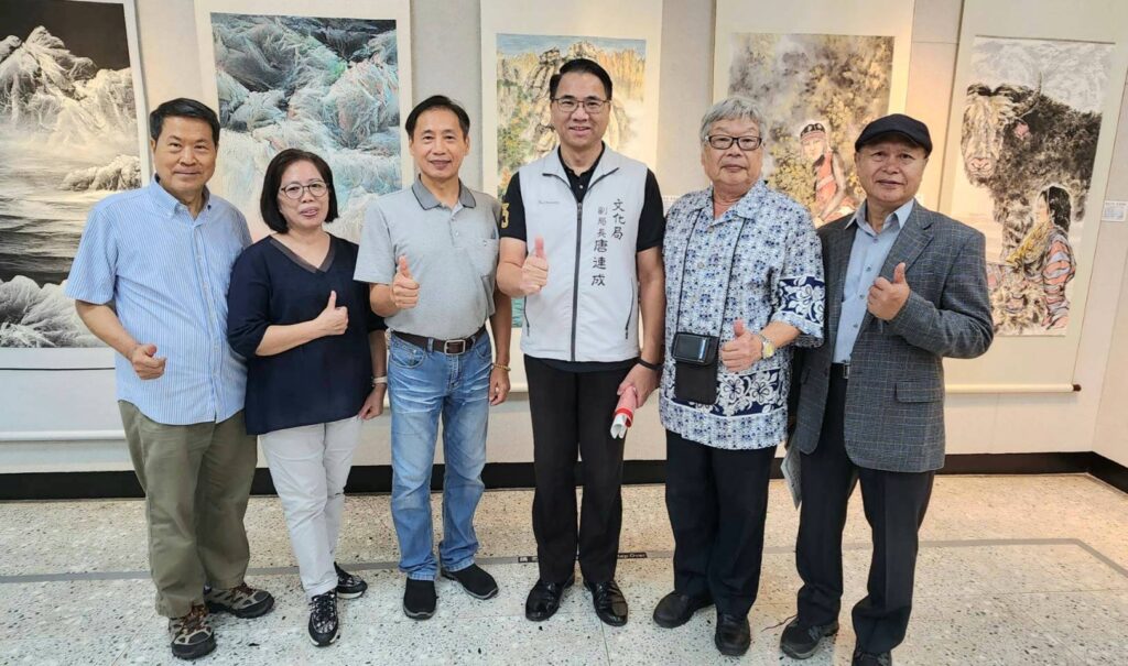 ▲協會的重要幹部也是參展會員老師們，與桃園市政府文化局副局長唐連成（右三）在展場進行交流。（記者 詹佳綺/攝）