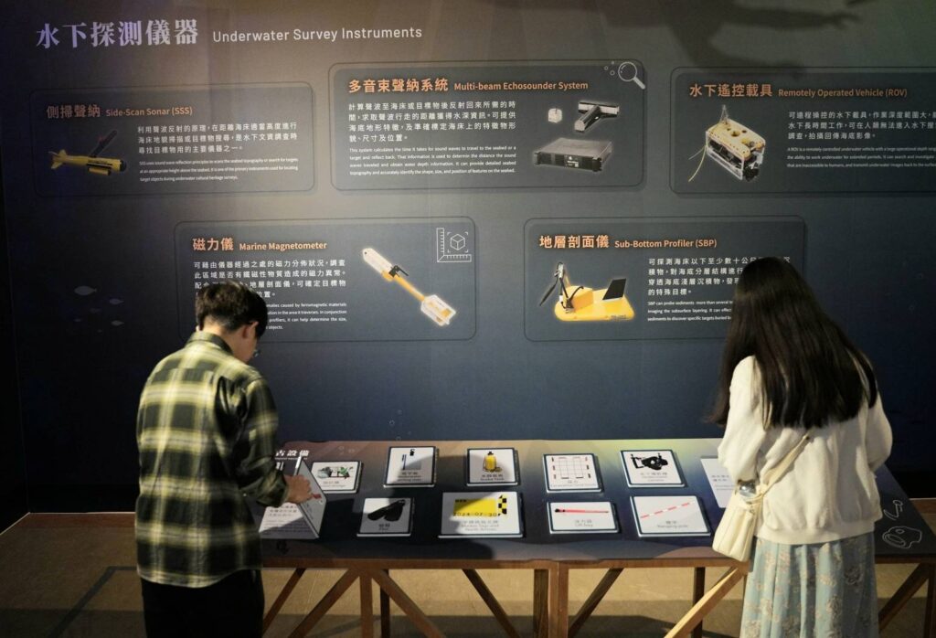 ▲民眾實際遊玩「水下考古設備」翻翻版展桌。（圖/文化部文資局 提供）