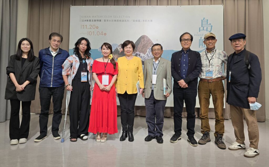 ▲臺北市藝文推廣處處長詹素貞(中)與開幕式致詞貴賓及策展人開心合影留念。(記者 詹佳綺/攝)