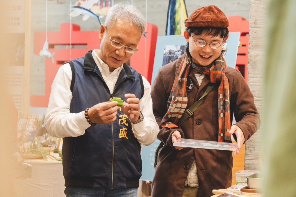 ▲宜蘭縣代理縣長林茂盛(左)對活動內容格外感興趣。(圖/宜蘭縣文化局 提供)