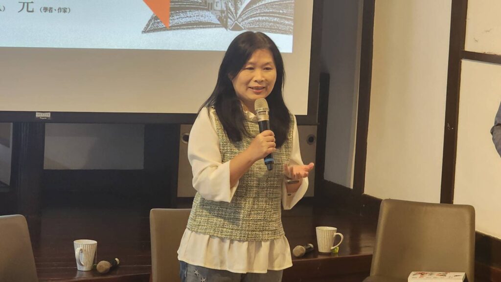 ▲擔任主編的師大國文系教授黃儀冠,認為文字敘寫與影視傳播,兩者之間有相輔相成的效益。(記者 辛澎祥/攝)