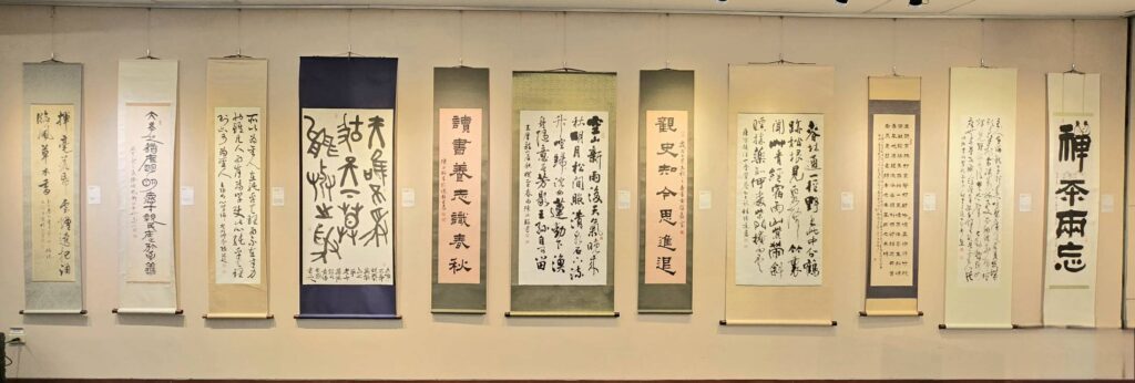 ▲現場展出多位名家大師的書藝作品，成為受矚目的焦點。（記者 詹佳綺/攝）