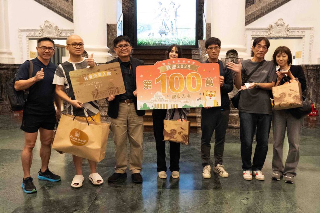 ▲臺博館迎來第100萬入館遊客,臺博館館長陳登欽(左三)特別頒贈榮譽貴賓證與臺博大禮包。(圖/臺博館 提供)