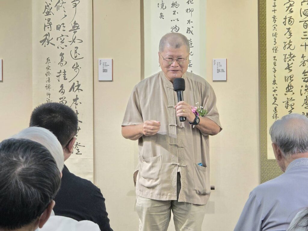 ▲澹廬書會諮詢委員黃志煌教授致詞認為，以「道法自然」為展覽主軸，更加說明了澹廬書會立會宗旨的深摯明確與推展書藝的效益。（記者 詹佳綺/攝）