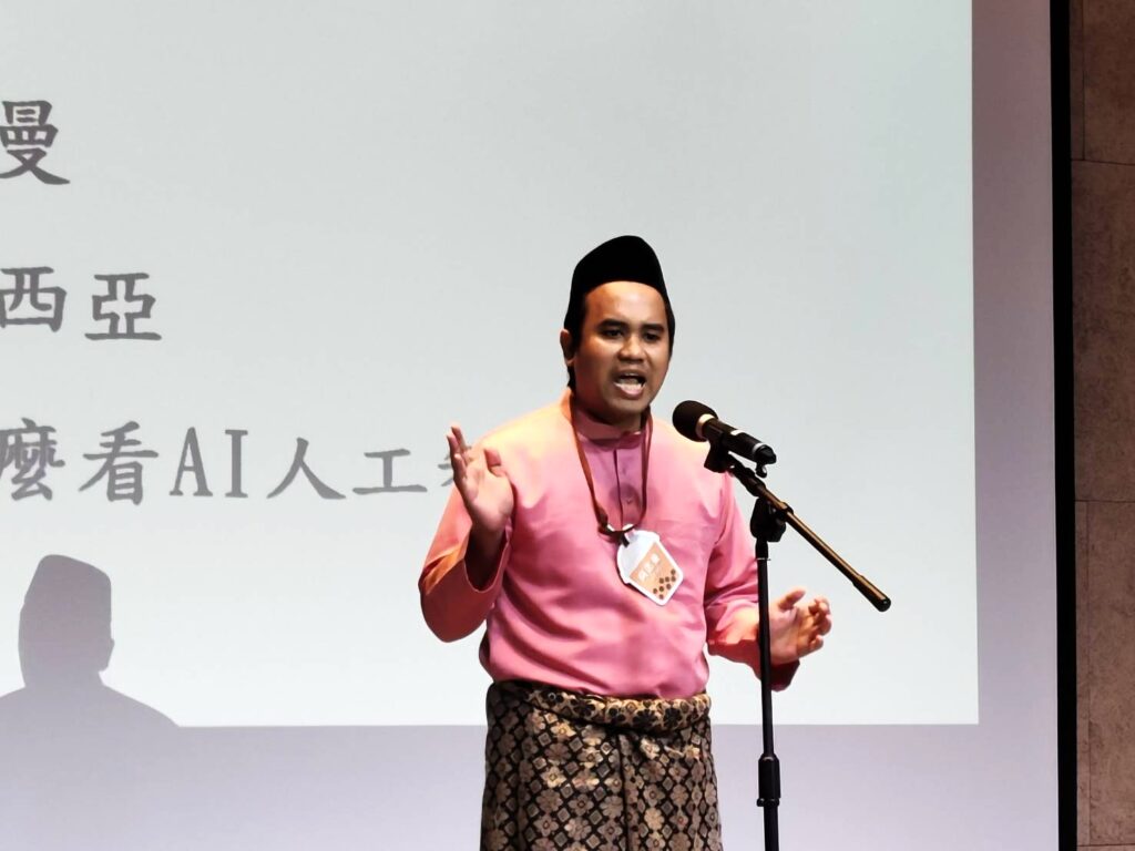 來自馬來西亞的參賽者演講「我怎麼看AI人工智慧」，唱作俱佳。（記者 陳安婷/攝）