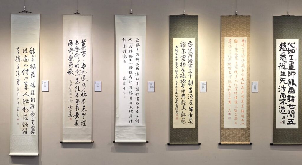 ▲多位知名書法家的參展作品，在展場的醒目位置，頗為吸睛。（記者 詹佳綺/攝）