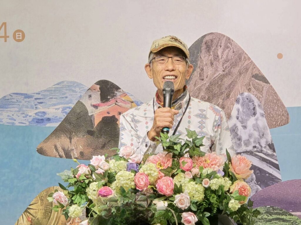 ▲參展藝術家謝明錩強調島嶼上所發生的任何事都能成為創作素材,這幾年的主題大展辦得有聲有色,值得推崇。(記者 詹佳綺/攝)