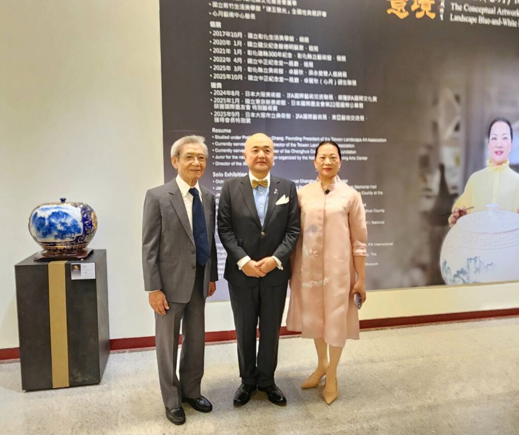▲日本臺灣交流協會代表片山和之（中）與卓麗秋老師（右）謝義德醫師在展場合影留念。（記者 詹佳綺/攝）