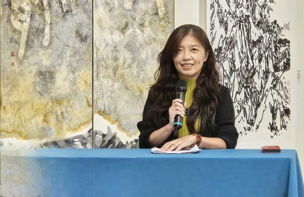 ▲大漢藝文協會理事長也是書法家的潘珮君老師，擔任開幕式主持人，串場控制得宜，頗有大將之風。（記者 詹佳綺/攝）