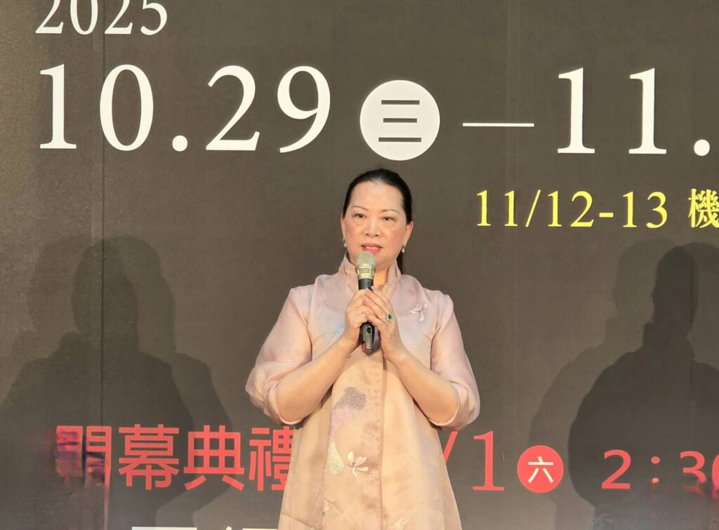 ▲卓麗秋老師的師生聯展，呈現青花瓷華麗綻放的多彩面貌，在開幕式上特別表達對協助她這次展出的感謝之忱。（記者 詹佳綺/攝）
