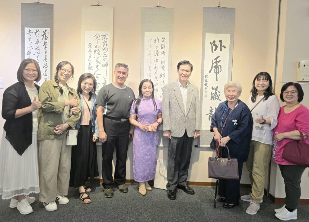 ▲中國書法學會理事長陳銘鏡（右四）以書寫行書作品「臥虎藏龍」展出，並與書界人士合影留念。（記者 詹佳綺/攝）