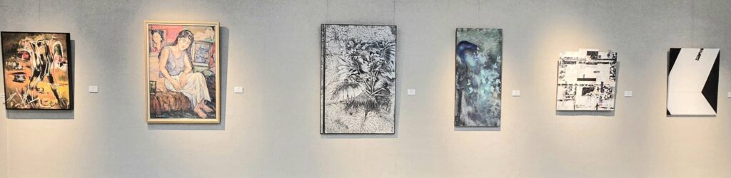 ▼▲桃園文化局2、3樓迴廊展出台澳藝術家的作品，讓觀者眼界大開。（記者 詹佳綺/攝）