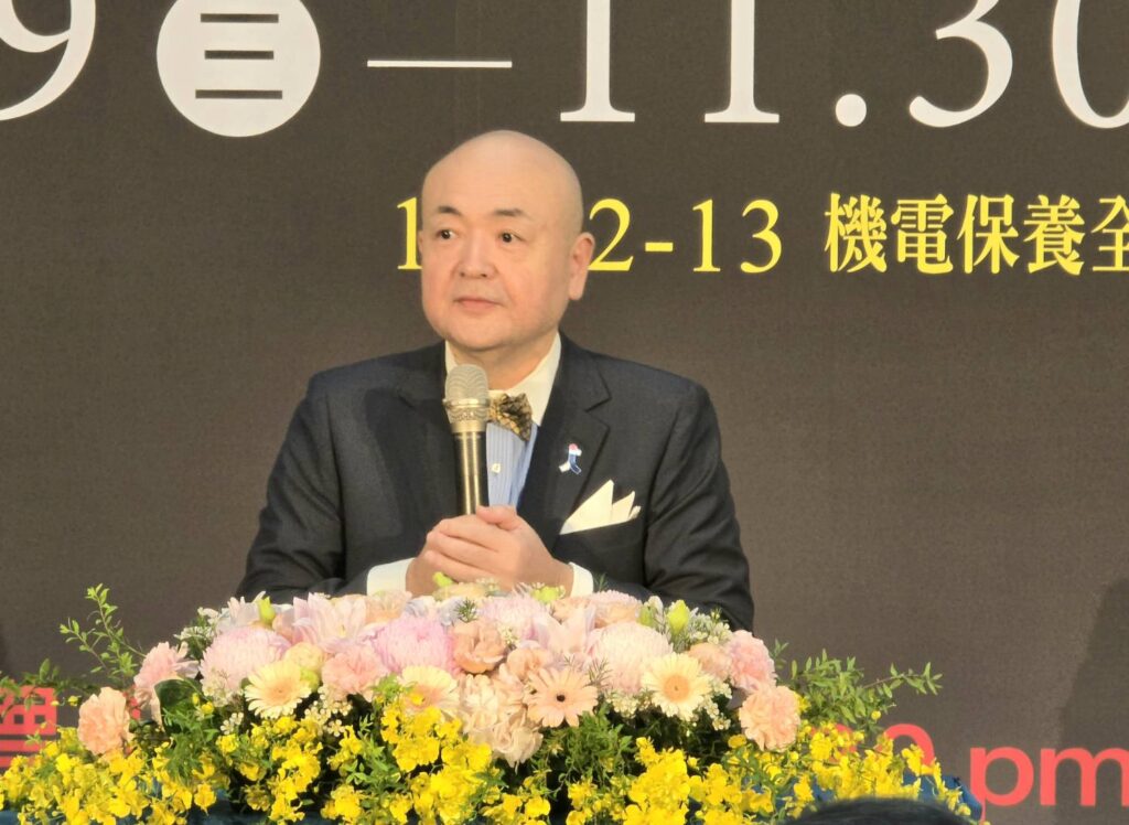 ▲日本駐台交流協會代表片山和之致詞時，讚賞卓麗秋老師的作品展現雅致亮麗的特質，未來能在日本做展出交流是令人期待的事。（記者 詹佳綺/攝）