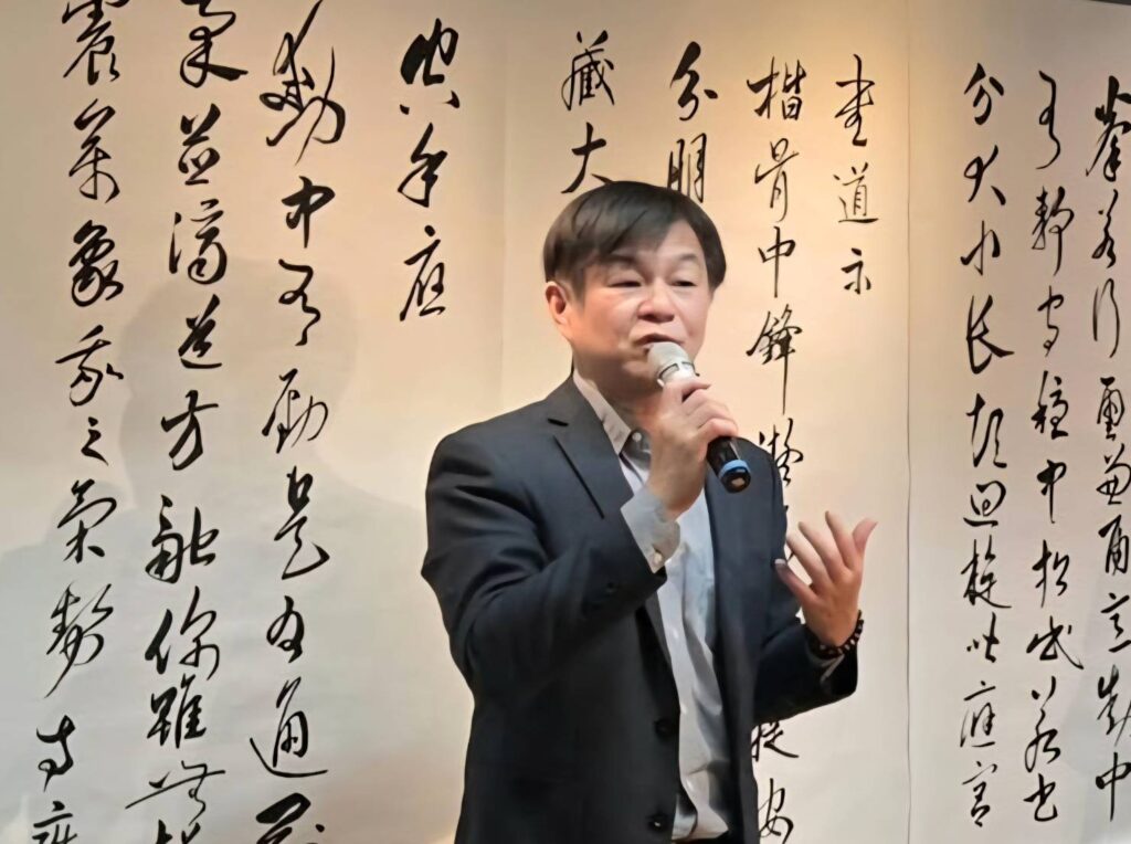 ▲華梵大學人文與藝術學院院長黃智陽,特別出席開幕式向鄭茂林表達道賀之意,並推崇鄭茂林在專業學習與書藝創作上的堅持有成。(記者 詹佳綺/攝)