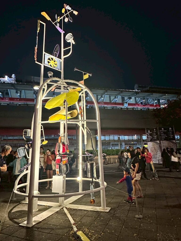 作品取材自圓山兒童樂園經典遊具形象的《快樂天堂》，訴說許多台北人的回憶。（記者 陳安婷/攝）