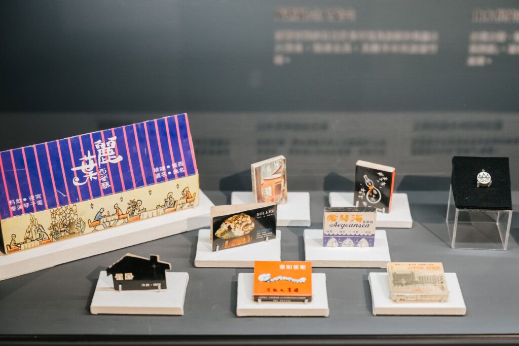 ▲特展中陳列書冊的意象對應，頗具巧思。（圖/臺文館 提供）