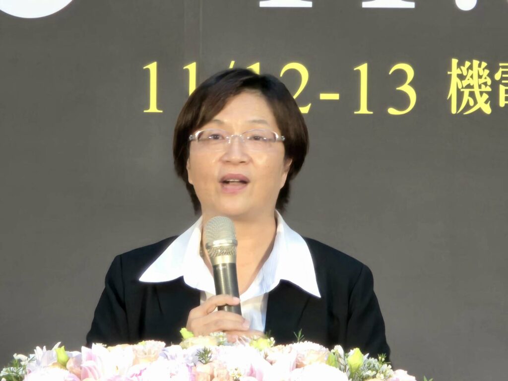 ▲彰化縣縣長王惠美認為卓麗秋老師在青花瓷的創作技藝上已至爐火純青地步，強調卓麗秋多次作品國際獲獎，可謂「彰化之光」。（記者 詹佳綺/攝）