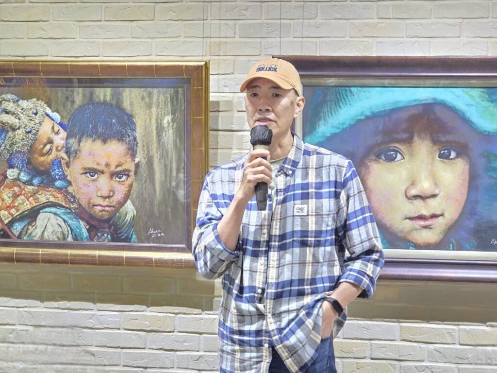 ▲呂瓊慧的指導老師董華正說明了當年的師生情誼，對呂瓊慧的藝術修為與堅持到底的決心感到萬分敬佩。（記者 詹佳綺/攝）