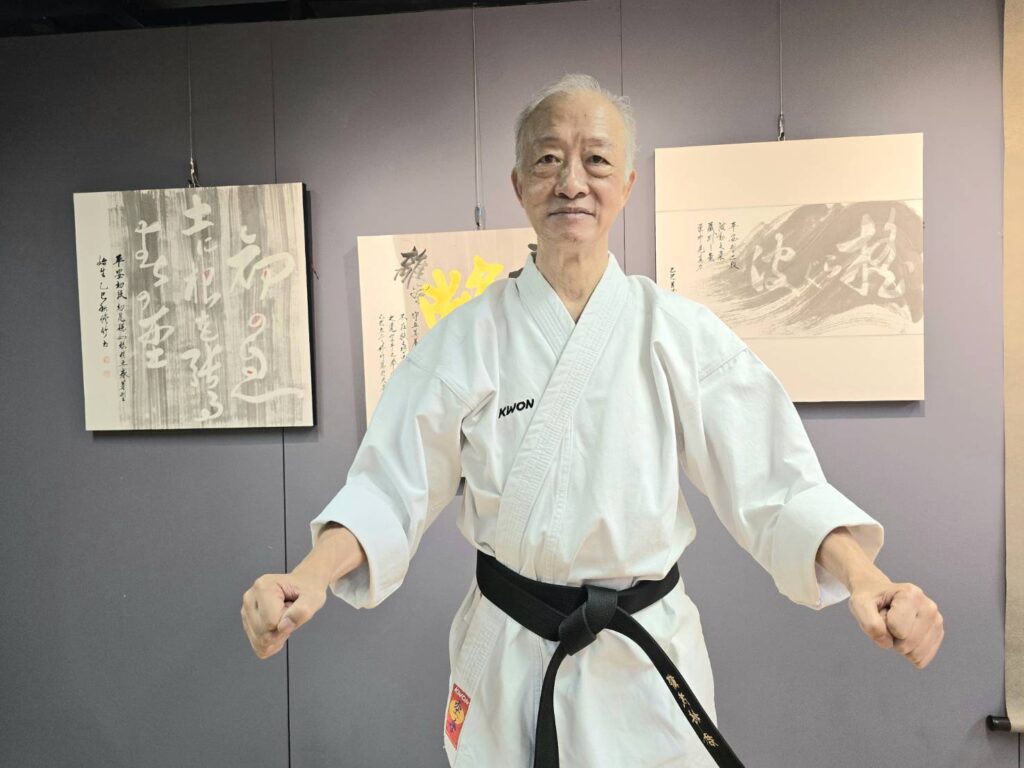 ▲鄭茂林在書法創作展開幕式上,一襲空手道服上陣,並在致詞中說明書道與空手交涉的展覽主軸,呈現特有的文化深義。(圖/鄭茂林 提供)