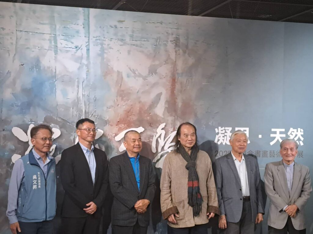 ▲李憶含老師(右三)與開幕式多位致詞貴賓及師長留下難得的合影照,場面溫馨感人。(圖/彰化生活美學館 提供)