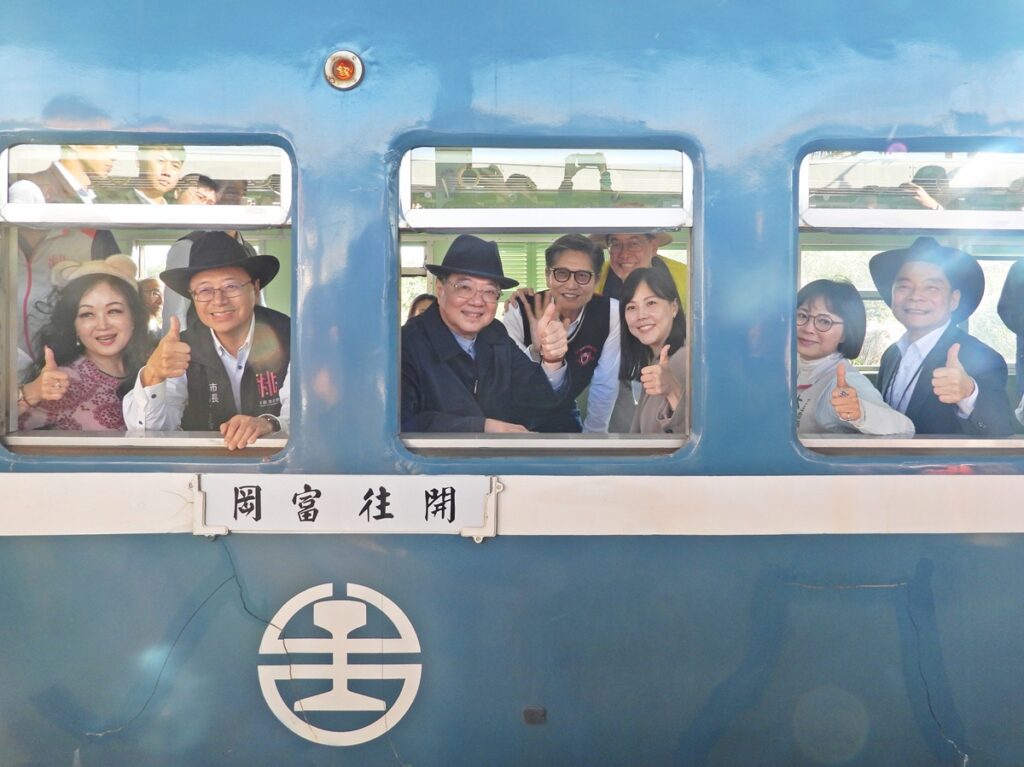 貴賓及民眾開心地在2025 富岡鐵道藝術生活節，搭上限定列車「藍皮解憂號」。（圖/臺鐵公司提供）