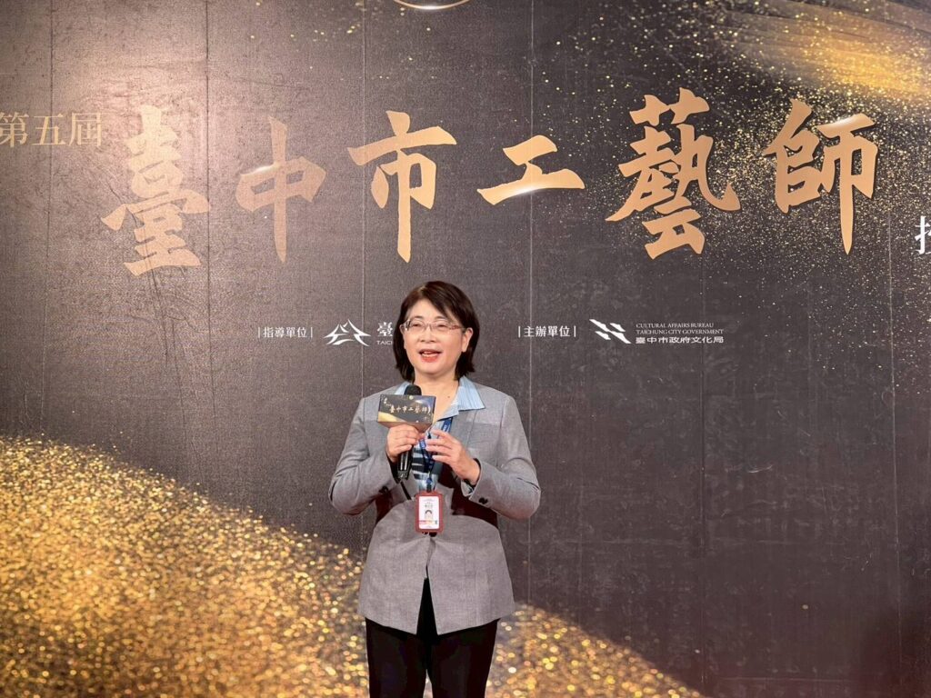 ▲臺中市文化局長陳佳君致詞時表達對獲獎人的道賀,並對舉辦臺中市工藝師能在展區推廣工藝之美深感肯定之意。(圖/臺中市文化局 提供)