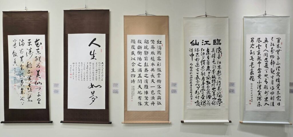 ▲協會的書法老師展出各體兼備的作品,讓民眾在觀展過程中提昇了心境上的執悟與快慰,讓人感動。(記者 詹佳綺/攝)