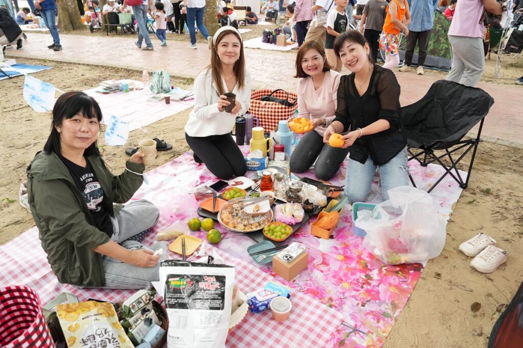 親朋好友於新社「復盛公園」享受一場草地上的閱讀盛宴。（圖/文化局提供）