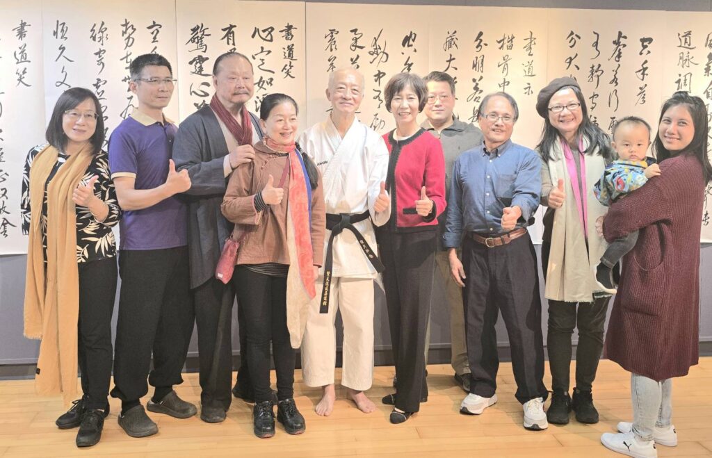 ▲親友團出席開幕式活動,並向鄭茂林及夫人(中)道賀及開心合影留念。(記者 詹佳綺/攝)